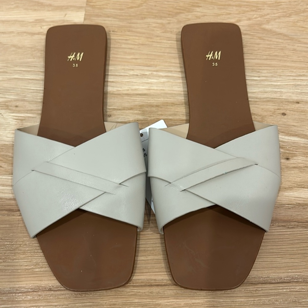 HM flat sandal size 4.5 NWT